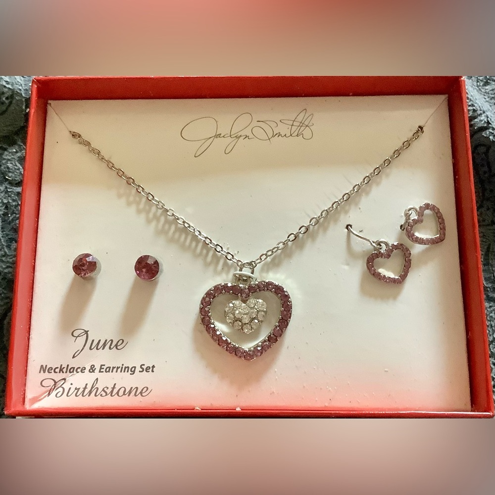 Pretty necklace with 2 pairs of earrings